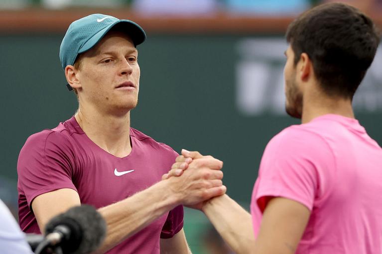 La stretta di mano a fine match tra Sinner ed Alcaraz (foto Getty Images)