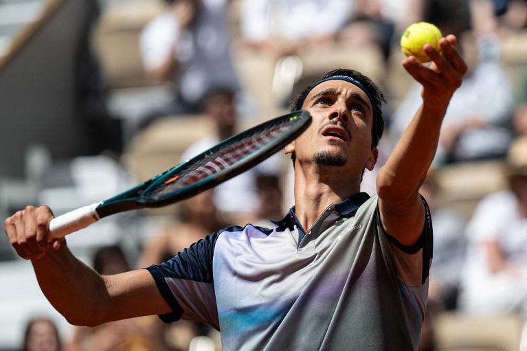 Lorenzo Sonego al servizio (foto Getty Images)