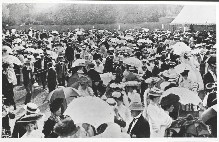 Spettatori a Wimbledon a inizio Novecento (Getty Images)