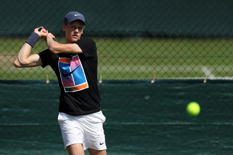 Jannik Sinner in allenamento a Wimbledon (Getty Images)
