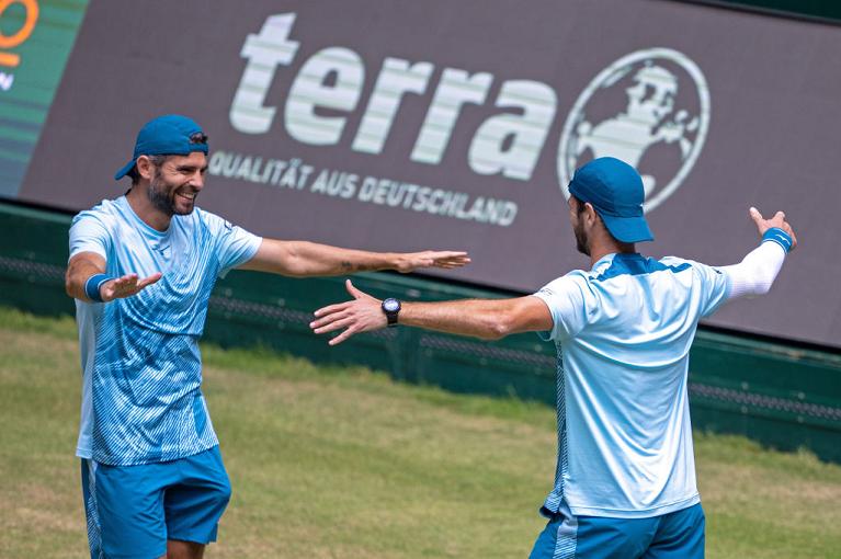 Simone Bolelli e Andrea Vavassori festeggiano (foto Getty Images)