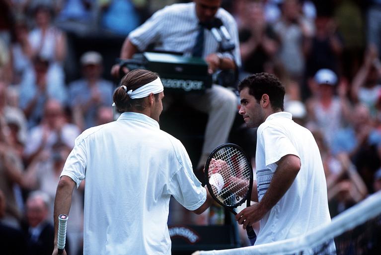 Roger Federer stringe la mano a Pete Sampras dopo averlo battuto a Wimbledon nel 2001 (Foto Getty Images)