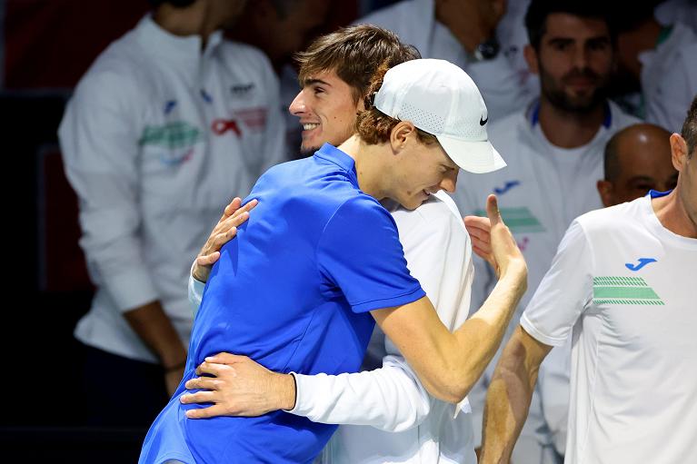 Jannik Sinner abbraccia Matteo Arnaldi dopo la vittoria su Novak Djokovic in Coppa Davis (Sposito/FITP)