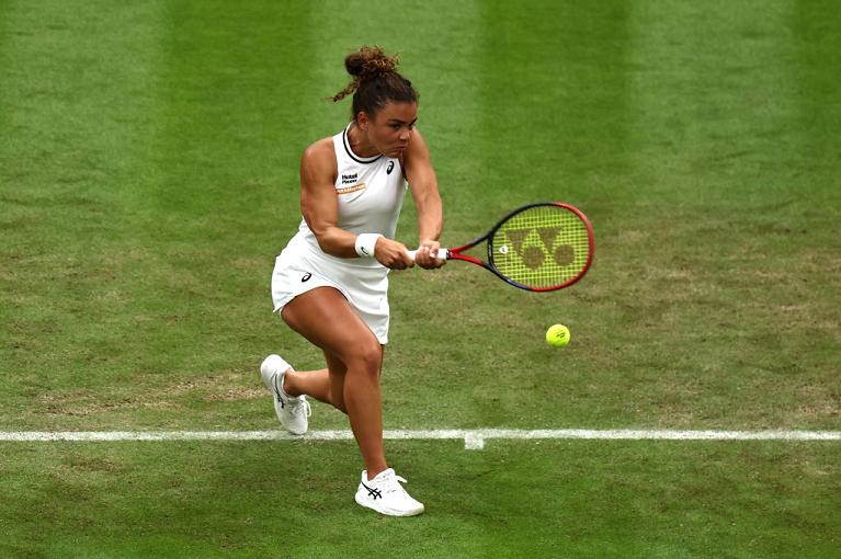 Jasmine Paolini in azione sull'erba inglese (foto Getty Images)