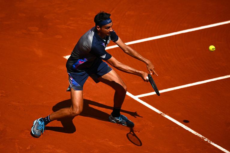 Lorenzo Sonego in azione al Roland Garros (Getty Images)