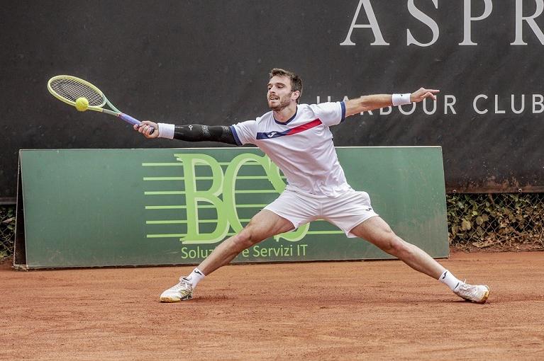 Un recupero in allungo di Giovanni Fonio (foto Peluso)