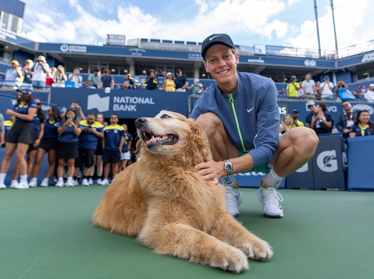 Jannik Sinner con un tifoso speciale... (foto Twitter National Bank Open)