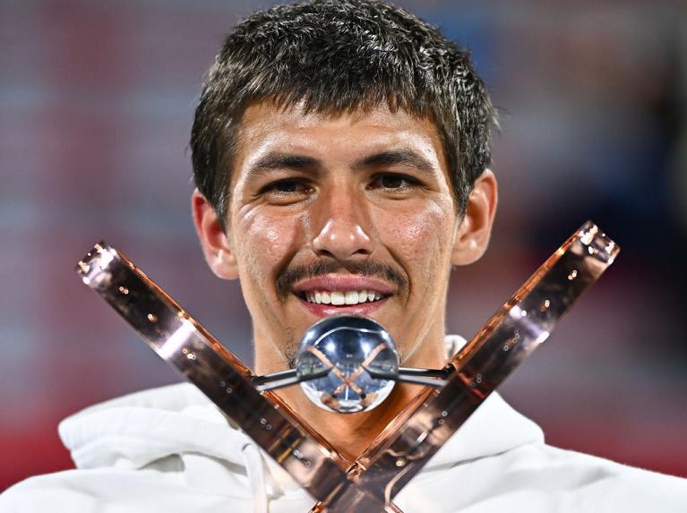 Alexei Popyrin posa con il trofeo del Masters 1000 di Montreal (Getty Images)