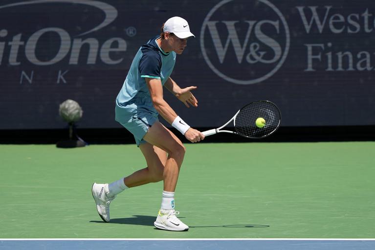 Jannik Sinner colpisce di rovescio (foto Getty Images)