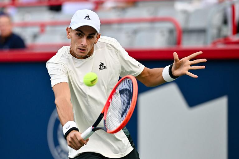 Matteo Arnaldi colpisce di rovescio (foto Getty Images)