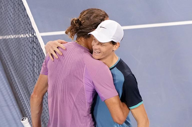 L'abbraccio fra Jannik Sinner e Alexander Zverev dopo la semifinale a Cincinnati (Getty Images)