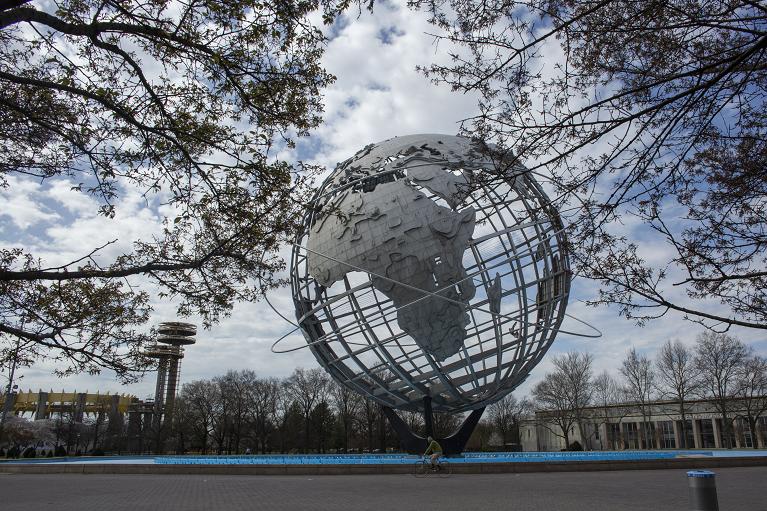 L'iconica installazione dell'Unisfera al Corona Park di Flushing Meadows fu il simbolo dell'Expo di New York nel 1964