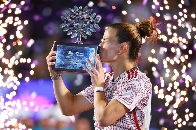 La greca Maria Sakkari con il trofeo di Guadalajara 2023 (foto Getty Images)