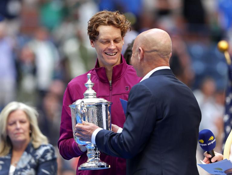 Andre Agassi consegna il trofeo dello Us Open 2024 a Jannik Sinner (foto Getty Images)