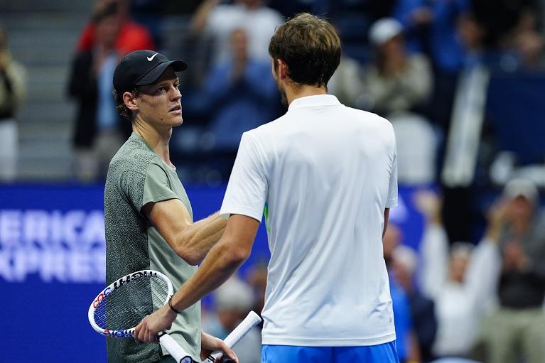 La stretta di mano tra Daniil Medvedev e Jannik Sinner allo US Open (Foto USTA)