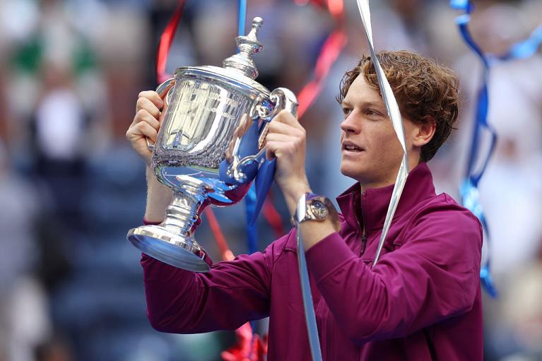 Jannik Sinner solleva il trofeo dello Us Open 2024 (foto Getty Images)