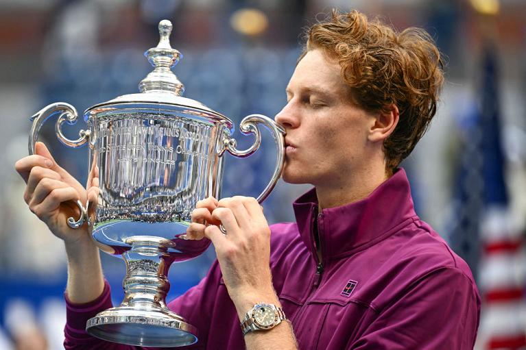 Jannik Sinner bacia il trofeo dello Us Open 2024 (foto Getty Images)