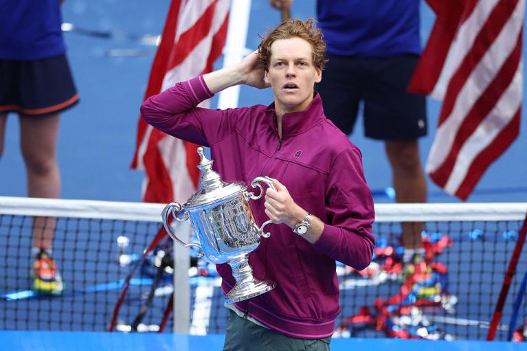 Jannik Sinner con il trofeo dello Usa Open 2024 (foto Getty Images)