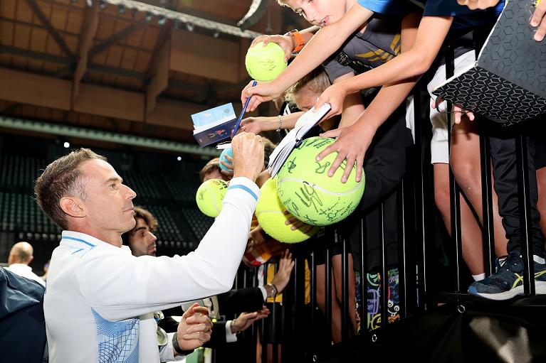 Il capitano Filippo Volandri firma autografi (foto Sposito/FITP)