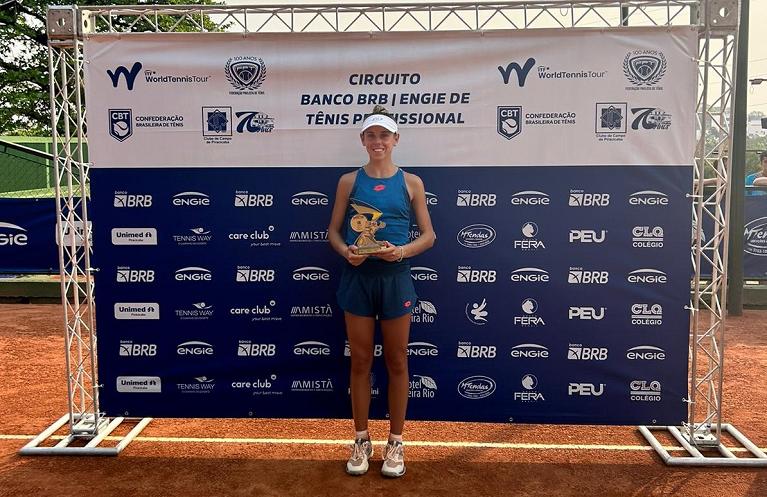 Giorgia Pedone con il trofeo conquistato nel W35 di Piracicaba 2024