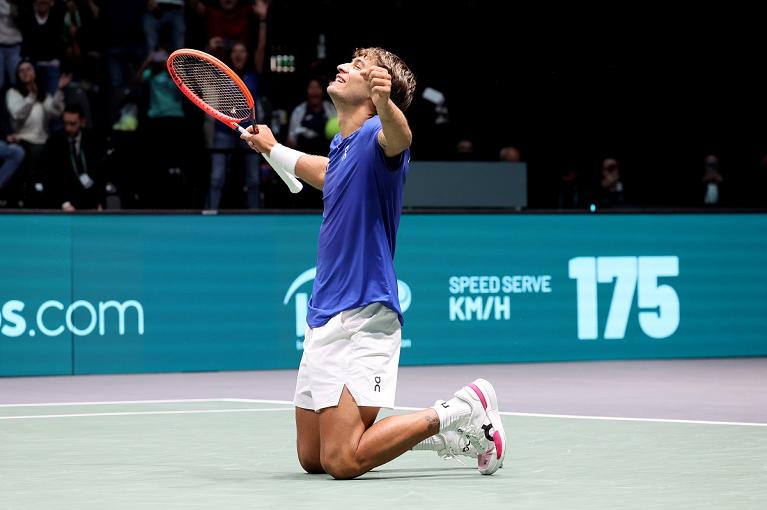 L'esultanza di Flavio Cobolli per la prima vittoria in Davis (Foto Sposito/FITP)