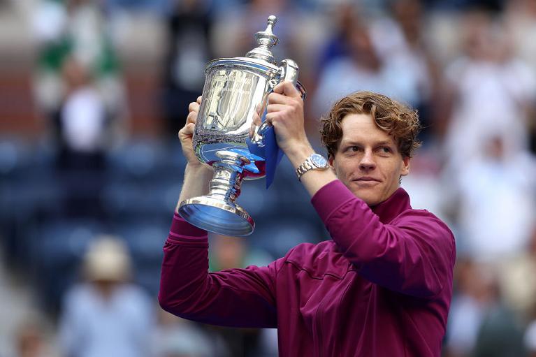 Jannik Sinner con il trofeo dello Us Open 2024 (foto Getty Images)