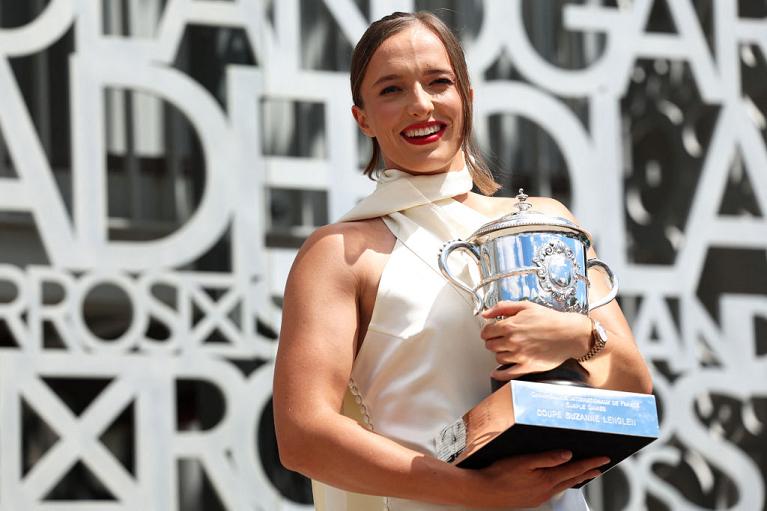 Iga Swiatek con il trofeo del Roland Garros 2024 (foto Getty Images)