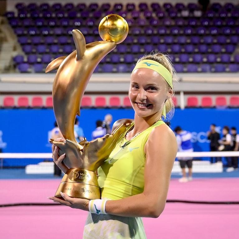 Rebecca Sramkova con il suo primo trofeo WTA conquistato a Hua Hin 2024 (foto X Wta)
