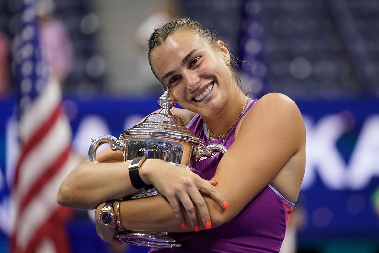 Aryna Sabalenka abbraccia il trofeo dello Us Open 2024 (foto Getty Images)