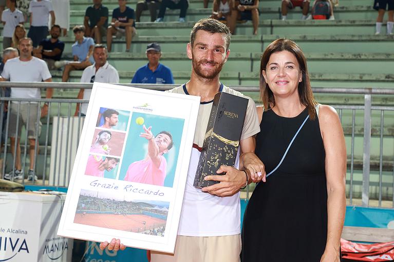 Riccardo Bonadio con la direttrice del Cordenons Challenger Serena Raffin