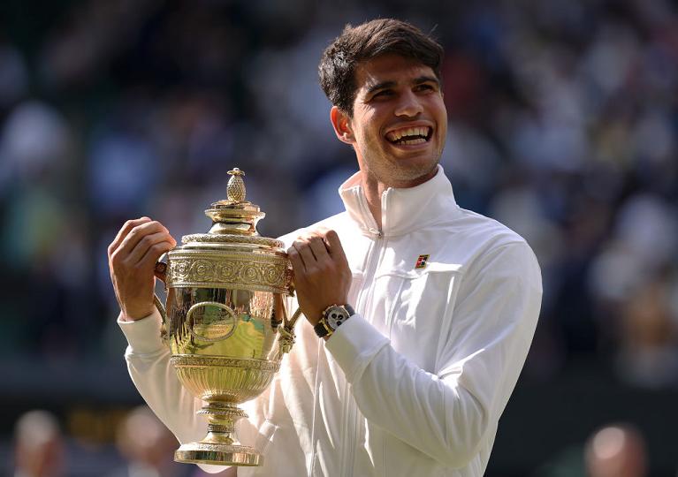 Carlos Alcaraz con il trofeo di Wimbledon 2024 (foto Getty Images)