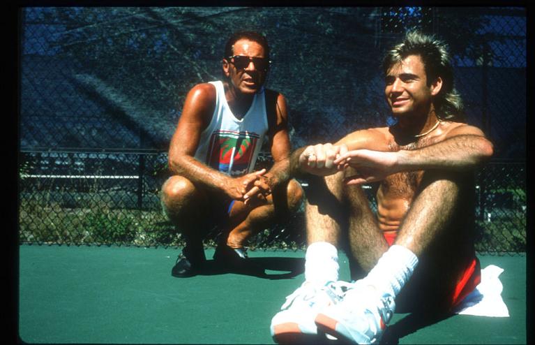 Andre Agassi con il coach Nick Bollettieri nel 1990 (Getty Images)