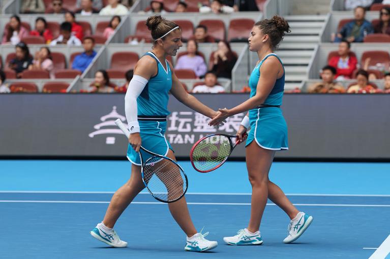 Sara Errani e Jasmine Paolini in azione a Pechino (Getty Images)