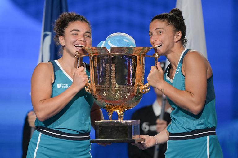 Jasmine Paolini e Sara Errani con il trofeo del WTA 1000 di Pechino 2024 (foto Getty Images)