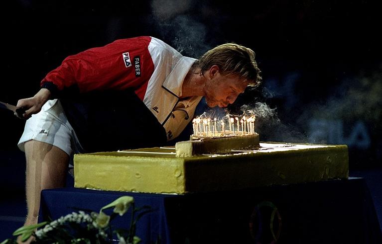 Boris Becker spegne le candeline sulla torta di compleanno durante le Nitto ATP Finals 1992 a Francoforte (Getty Images)