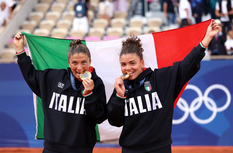 Sara Errani e Jasmine Paolini con la medaglia d'oro olimpica (foto Getty Images)