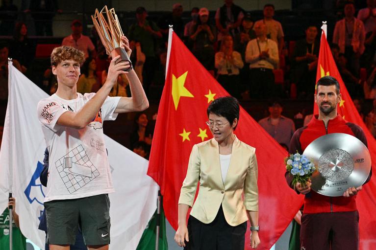 Jannik Sinner con il trofeo vinto a Shanghai 2024 battendo Novak Djokovic (foto Getty Images)