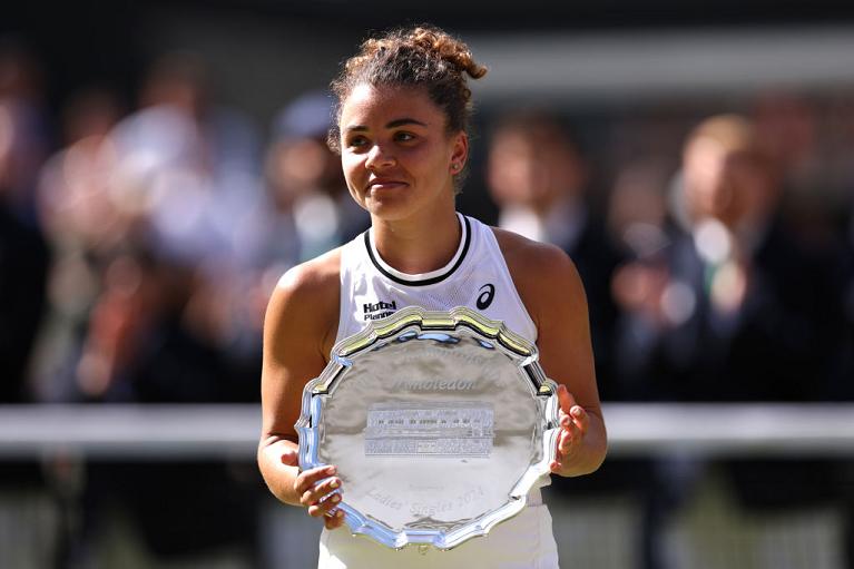 Jasmine Paolini durante la premiazione a Wimbledon (Getty Images)