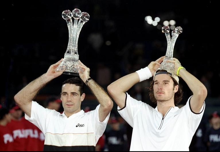 Alex Corretja e Carlos Moya in occasione della finale delle Nitto ATP Finals 1998 (Getty Images)