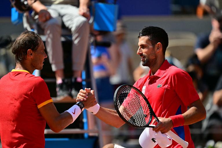 La stretta di mano tra Nadal e Djokovic (foto Getty Images)