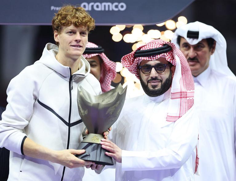 Jannik Sinner con il trofeo del Six Kings Slam (Getty Images)