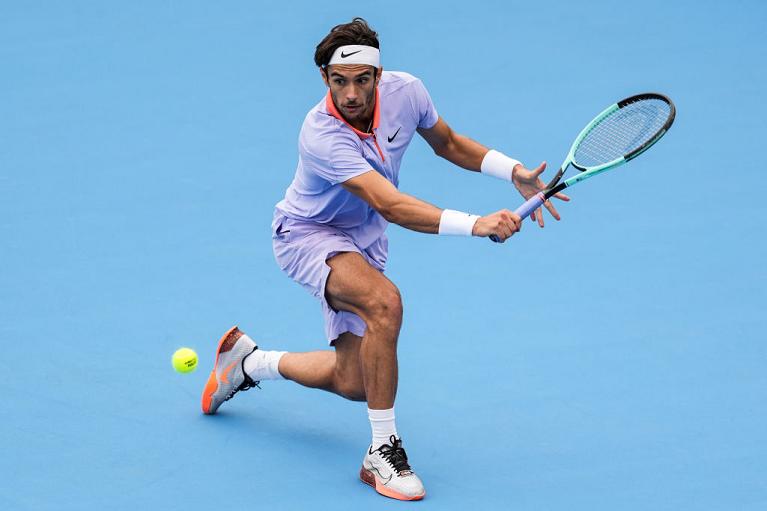 Lorenzo Musetti colpisce di rovescio (foto Getty Images)