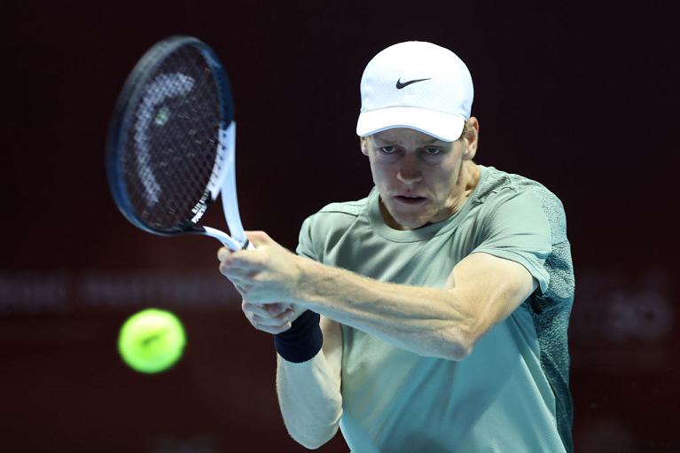 Un rovescio di Jannik Sinner al Six Kings Slam (Getty Images)