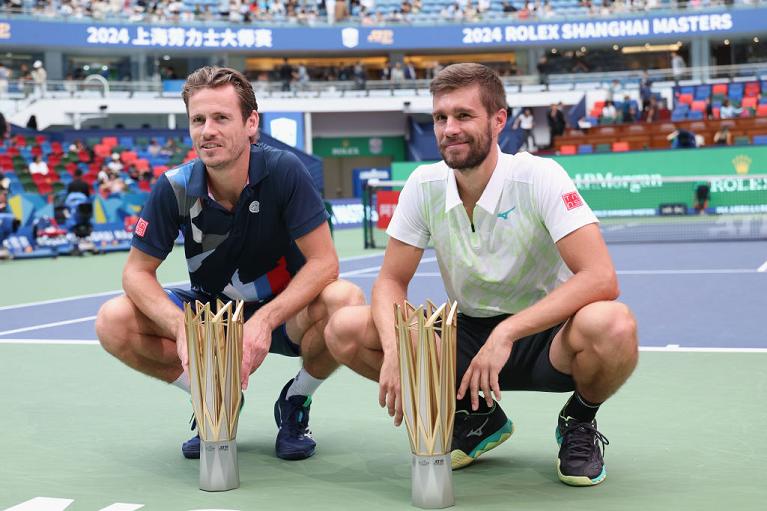 Wesley Koolhof e Nikola Mektic con il trofeo vinto a Shanghai (Getty Images)