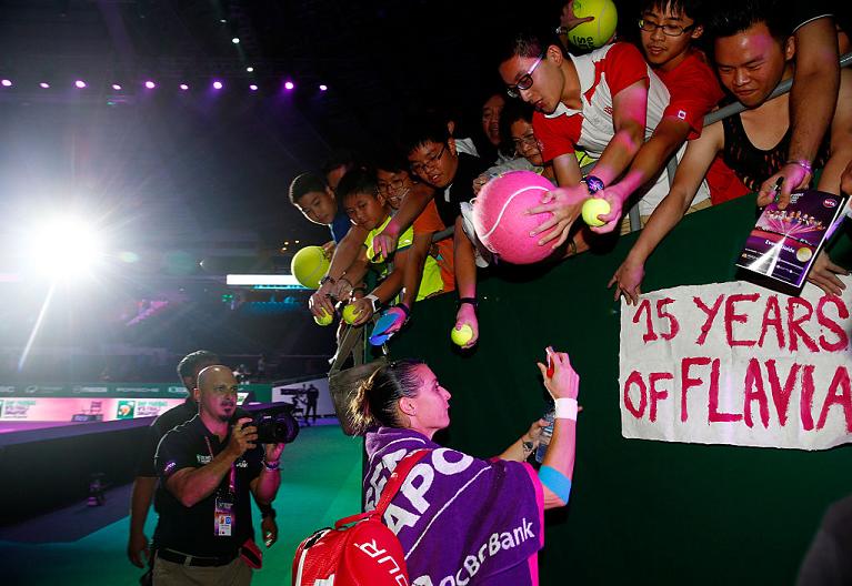 Flavia Pennetta firma autografi alle WTA Finals 2015 (Getty Images)