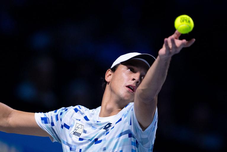 Luciano Darderi al servizio (foto Getty Images)