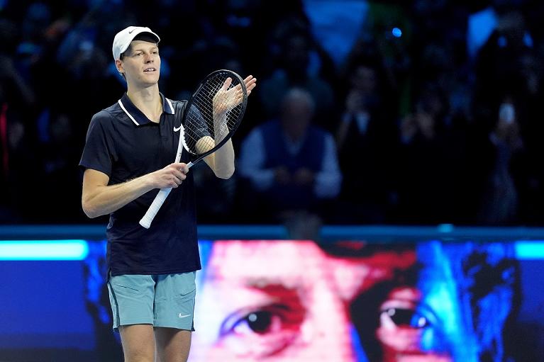 L'esultanza di Jannik Sinner dopo la vittoria su Fritz alle Nitto ATP Finals (foto Sposito/FITP)