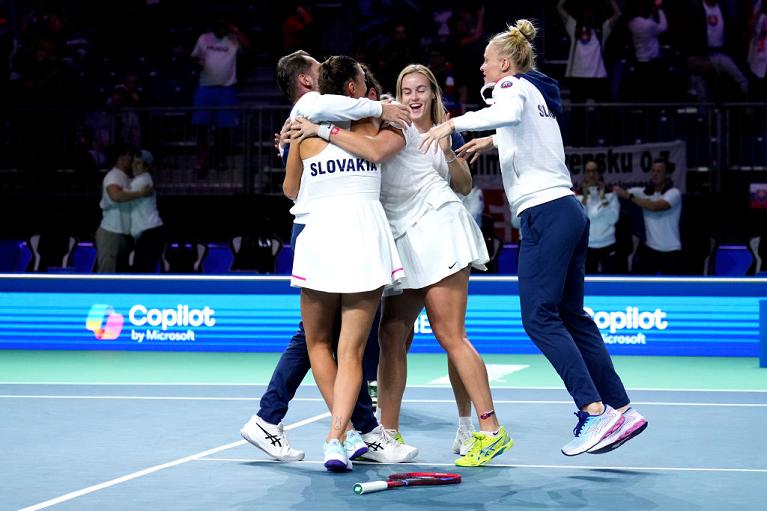 L'esultanza della Slovacchia dopo la vittoria sulla Gran Bretagna in Billie Jean King Cup (Getty Images)