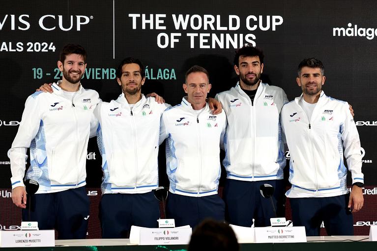 Davis Cup Finals 8 Malaga 2024: da sinistra Andrea Vavassori, Lorenzo Musetti,  FIlippo Volandri, Matteo Berrettini e Simone Bolelli (foto Sposito/FITP)