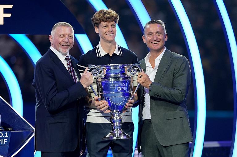 Jannik Sinner premiato come numero 1 ATP. A sinistra Boris Becker, a destra il presidente dell'ATP Andrea Gaudenzi  (Foto Sposito/FITP)